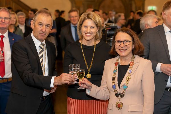 Fotografie - Neujahrsempfang 2023 - Bürgermeister Ludwig Artinger, Bürgermeisterin Dr. Astrid Freudenstein und Oberbürgermeisterin Gertrud Maltz-Schwarzfischer (v.l.n.r.)