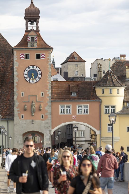 Die Altstadt Regensburgs zieht viele Besuchende an.