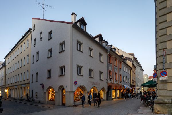 Fotografie: Menschen in der Altstadt bei Dämmerung