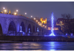 Das Kunstwerk beleuchtet die Steinerne Brücke.