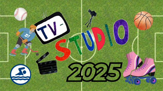 Auf einem Fußballfeld ist in kindlicher Schrift TV-Studio zu lesen. Darunter die Zahlen 2025. Außerdem umrahmen die Schrift ein Baseball, Inlineskates, ein Basketball, ein Schwimmabzeichen und ein Eishockeyspieler.