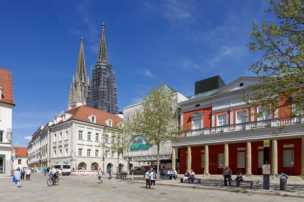 Fotografie - Blick auf ehemaliges Kaufhof-Gebäude und Alte Wache