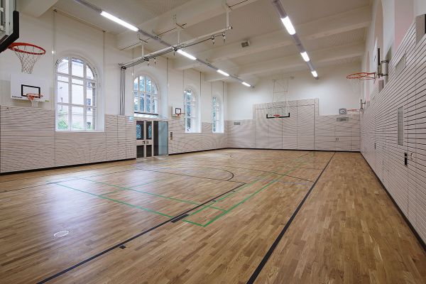 Fotografie – Turnhallen Albrecht-Altdorfer-Gymnasium, Innenansicht alte Turnhalle 