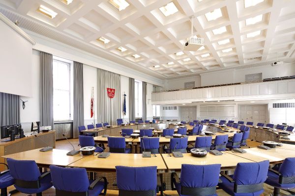 Themenbild Stadtplitik - Fotografie - Blick in den leeren Sitzungssaal im Neuen Rathaus