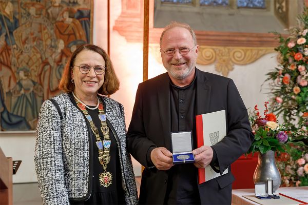 Fotografie - Verleihung der Albertus-Magnus-Medaille an Prof. Stefan Baier; im Bild mit Oberbürgermeisterin Gertrud Maltz-Schwarzfischer