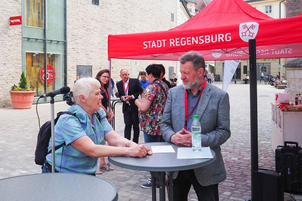 Fotografie - Anton Sedlmeier, Leiter des Amts für Stadtentwicklung, im Gespräch