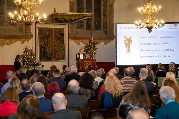 Verleihung des Brückenpreises 2022 - Blick in den Reichssaal, im Hintergrund Prof.-Dr. Ing. Michael Sterner am Rednerpult