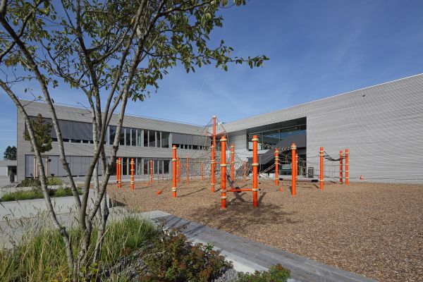 Fotografie - Kreuzschule - Außenansicht  Spielbereich der Schule