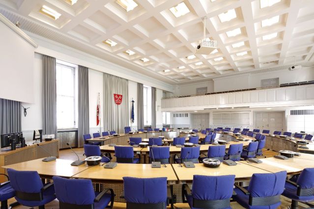 Themenbild Stadtplitik - Fotografie - Blick in den leeren Sitzungssaal im Neuen Rathaus
