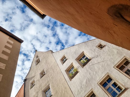 Fotografie: Blick in den blauen Himmel in den Gassen der Altstadt