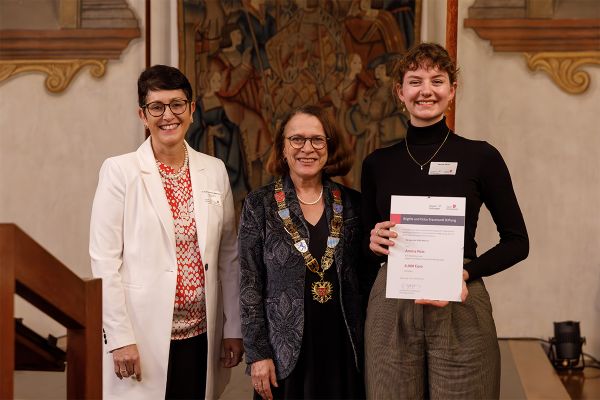 Fotografie - Amina Poss mit Oberbürgermeisterin Gertrud Maltz-Schwarzfischer und Bildungsreferentin Dr. Sabine Kellner-Mayrhofer