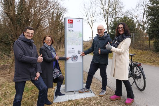 Fotografie: (v. l.) Nahmobilitätskoordinator Thomas Großmüller, Oberbürgermeisterin Gertrud Maltz-Schwarzfischer, Planungs- und Baureferent Florian Plajer und Tanja Flemmig, Leiterin des Stadtplanungsamtes, freuen sich über die TOP 5-Plakette des Deutschen Fahrradpreises.