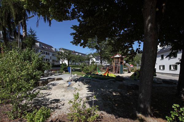 Spielplatz am Sackgassenende einer Straße