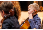 Junger Cellist auf der Bühne