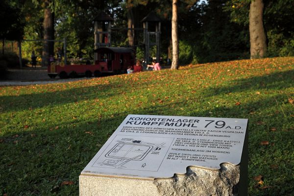 Fotografie - Informationsstein zum Kumpfmühler Kastell