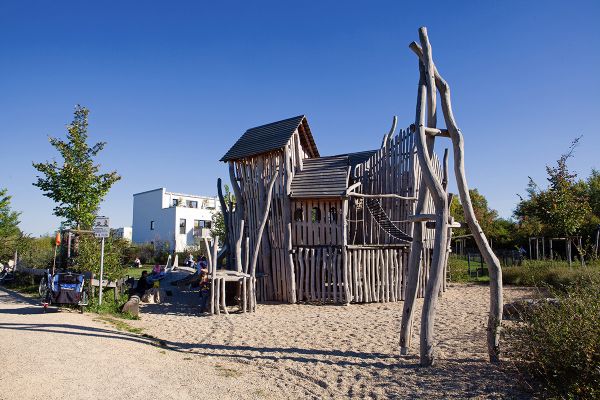 Große hölzerne Spielburg auf Spielplatz