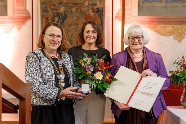 Fotografie - Verleihung der Stadtschlüssel an den Verein Frauen helfen Frauen e.V..; im Bild Ingeborg Heindl und Margit Kunc mit Oberbürgermeisterin Gertrud Maltz-Schwarzfischer