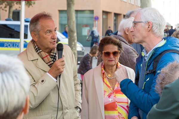 Ludwig Artinger mit Bürgerinnen und Bürgern