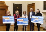 Foto Spendenübergabe, Melanie Brunner, Aktion Kinderbaum, Stiftungsleiterin Christiana Schmidbauer, Oberbürgermeisterin Gertrud Maltz-Schwarzfischer, Geschäftsführer Alfred Rauscher, R-Kom, Claudia Hupfloher, Soziale Futterstelle Regensburg