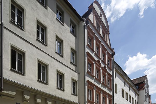 248956  verkehrsberuhigte Straße in Altstadt mit Aufenthaltsqualität durch fest installierte Sitzbänke aus Stein