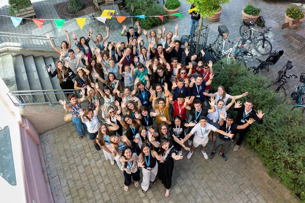 Fotografie - Gruppenfoto der Teilnehmer/-innen an der Jugendkonferenz