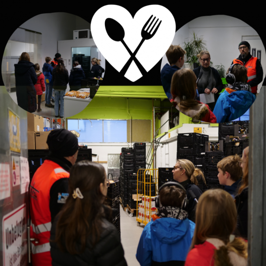 Kinder stehen in einer Lagerhalle mit zwei Erwachsenen. Einer von den Erwachsenen trägt eine rote Warnweste. Über der Szenerie befindet sich ein Herz-Symbol mit einem Löffel und einer Gabel.