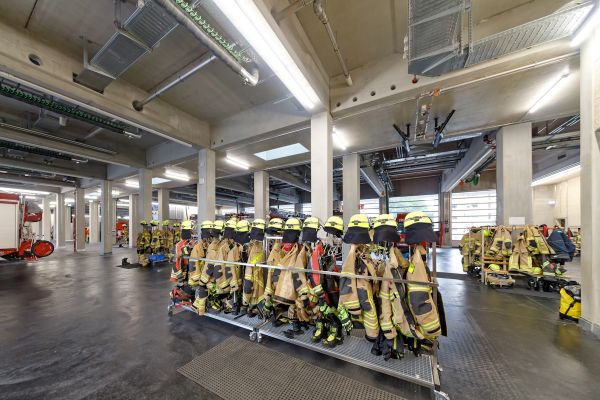 Fotografie - Hauptfeuerwache - Einsatzkleidung griffbereit in der Fahrzeughalle