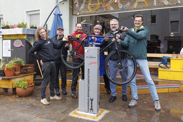 Fotografie: Jakob Friedl, Jürgen Bachl, Thomas Kuhnt, Tanja Flemmig, Dr. Volker Höcht und Thomas Großmüller (v. li. n. re.) stellen die neue Fahrradreparaturstation vor.