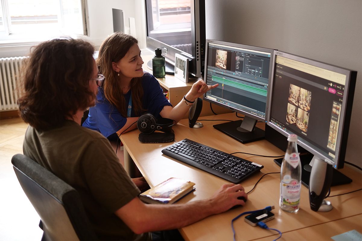 Fotografie - Jugendliche der Jugendkonferenz beim Workshop unter dem Motto „Media World“
