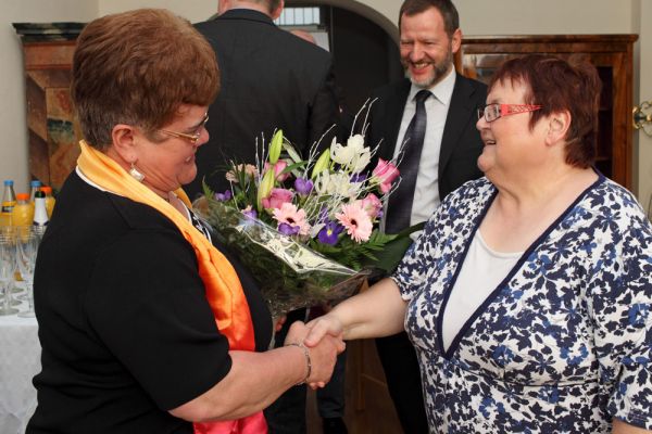 Burgi Geissler erhält Blumen