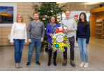 Foto Spendenübergabe, Melanie Brunner, Aktion Kinderbaum, Sebastian Groll, Head of Softwaredevelopment von Nexis, Gertrud Maltz-Schwarzfischer, Oberbürgermeisterin, Dr. Ludwig Fuchs, Stiftung für junge Impulse und Nexis GmbH, Verena Steinberger, Nexis GmbH