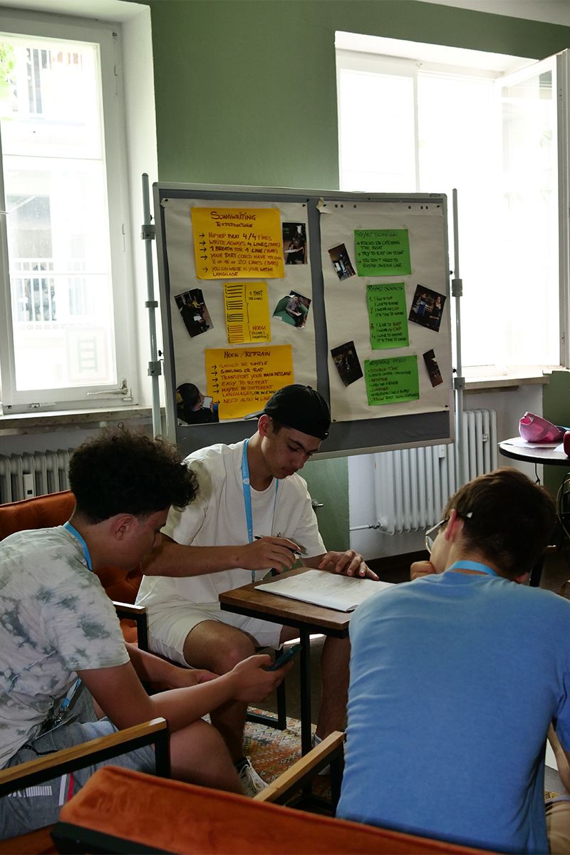 Fotografie - Jugendliche der Jugendkonferenz beim Rap-Workshop