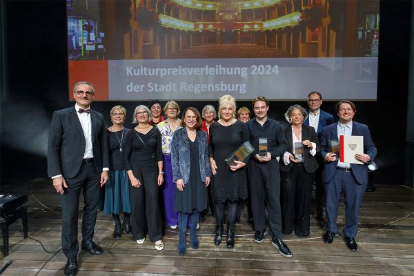 Fotografie – Die Preisträgerinnen und Preisträger der Kulturpreisverleihung 2024 mit Oberbürgermeisterin Gertrud Maltz-Schwarzfischer und Kulturreferent Wolfgang Dersch