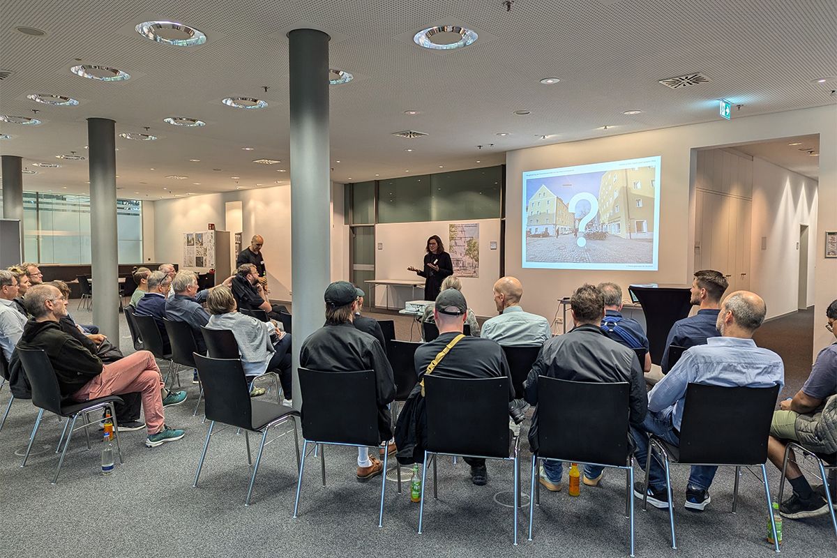 Fotografie - Planungskneipe - Die Abteilungsleiterin des Stadtplanungsamtes eröffnet die Veranstaltung
