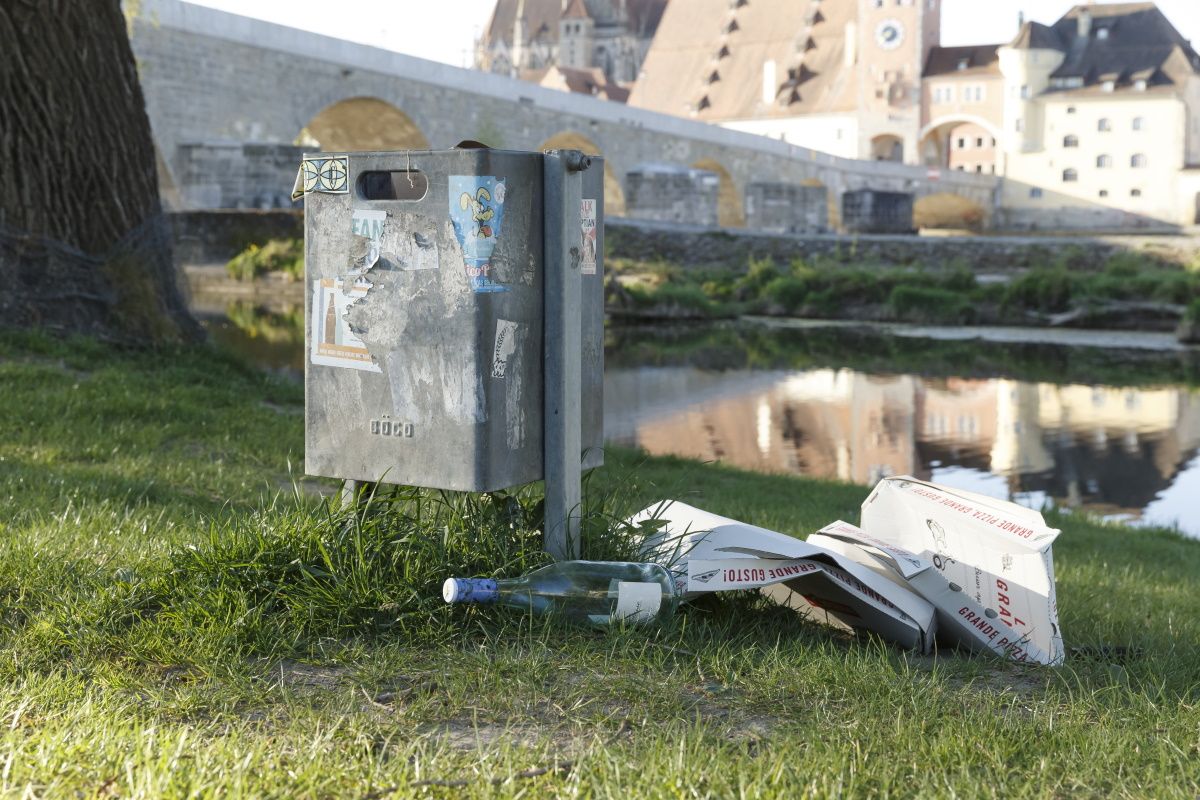 Fotografie - Müll neben Mülleimer