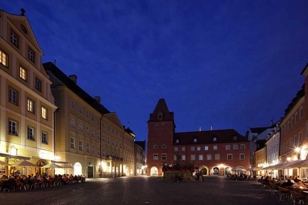 LED-Beleuchtung - Haidplatz am Abend