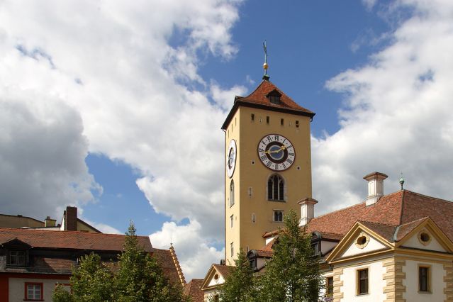 Themenbild - Rathaus - Dächerblick mit Rathausturm