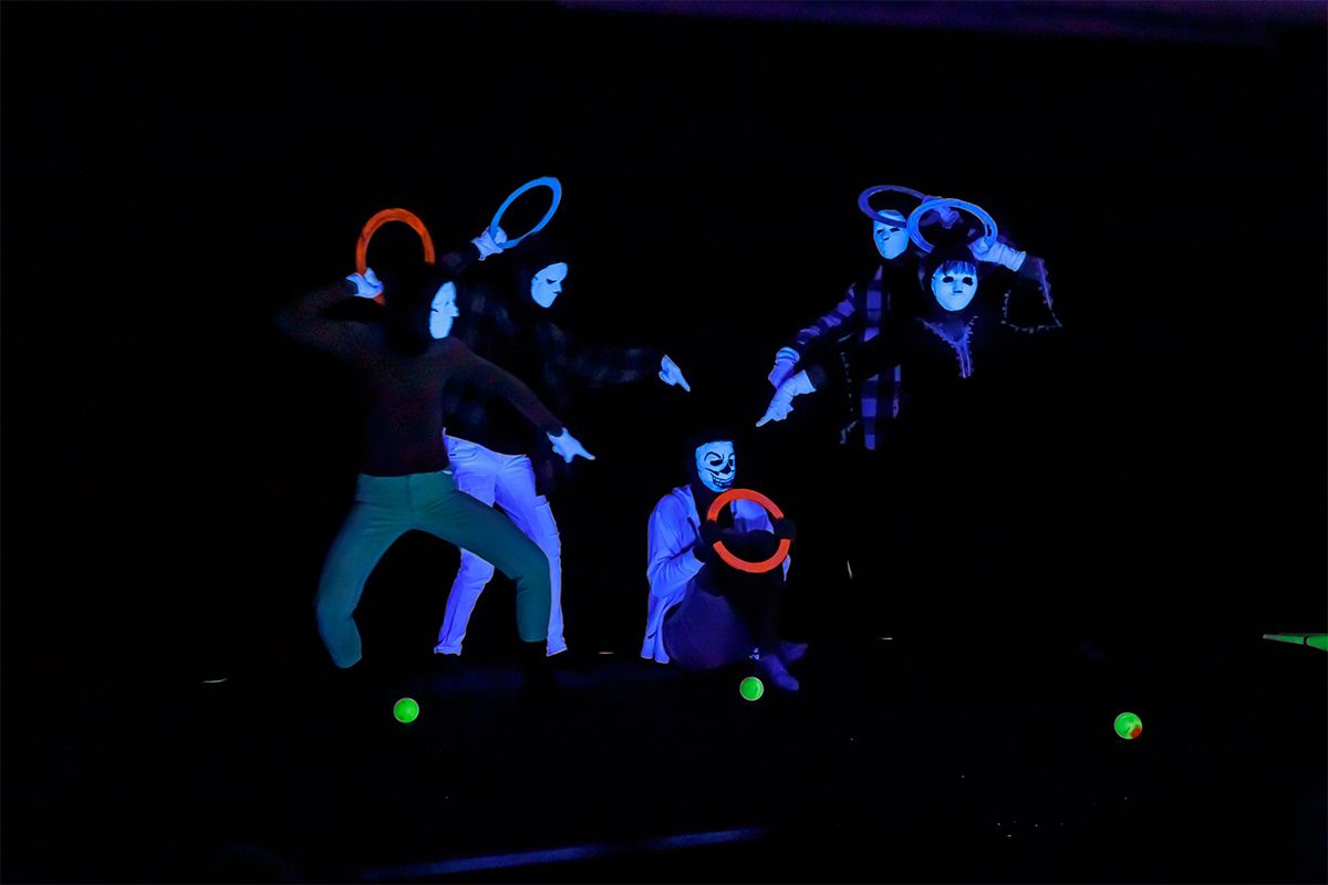 Fotografie - Jugendliche der Jugendkonferenz führen beim Abschlussabend ein Schwarzlichttheater auf