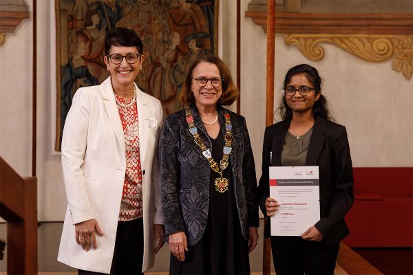 Fotografie - Sayanthavi Manokaran mit Oberbürgermeisterin Gertrud Maltz-Schwarzfischer und Bildungsreferentin Dr. Sabine Kellner-Mayrhofer