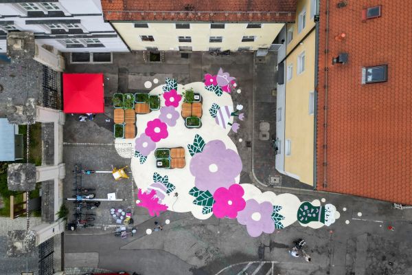 Fotografie: Luftaufnahme des Bodenkunstwerks am Obermünsterplatz