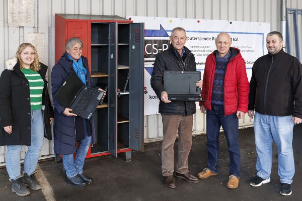 Fotografie: (v. l. n. r.) Sabine Obermeier, (Projektkoordination von Zero Waste), Annegret Wolfseher (Leiterin des Amtes für Kreislaufwirtschaft, Stadtreinigung und Flottenmanagement), Bürgermeister Ludwig Artinger, Johannes Hundshammer (Computerspende Regensburg e. V.) und Daniel Thoma (Computerspende Regensburg e. V.)
