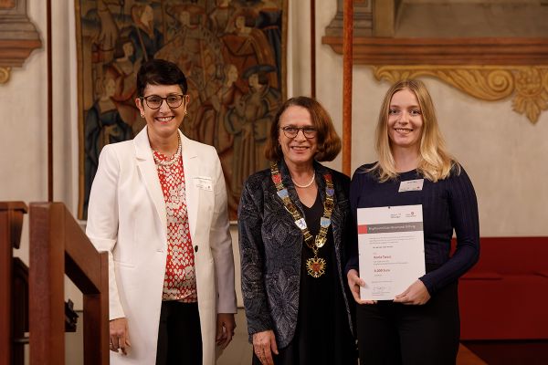 Fotografie - Xenia Twarz mit Oberbürgermeisterin Gertrud Maltz-Schwarzfischer und Bildungsreferentin Dr. Sabine Kellner-Mayrhofer