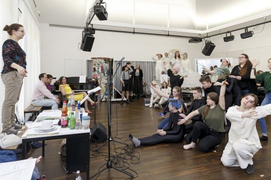 Fotografie: Jugendliche bei einer Theaterprobe