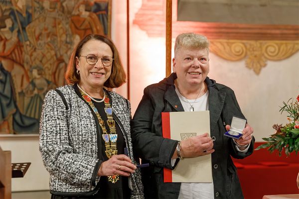 Fotografie - Verleihung der Stadtschlüssel an Claudia Bernhard; im Bild mit Oberbürgermeisterin Gertrud Maltz-Schwarzfischer