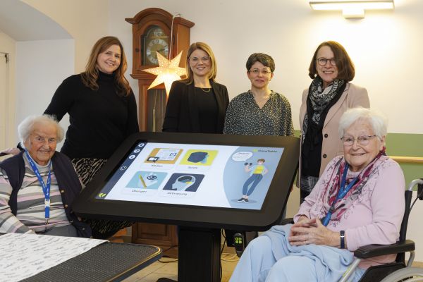 Fotografie: Claudia Dobler (Sozialdienstleitung, 2. v. l.), Melanie Brunner (Stiftungsverwaltung), Bettina Schwab (Einrichtungsleitung) und Oberbürgermeisterin Gertrud Maltz-Schwarzfischer mit zwei Bewohnerinnen des St. Katharinenspitals am CareTable