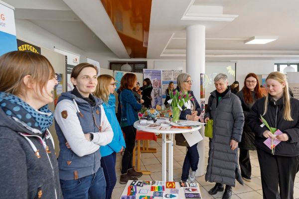 Fotografie - Besuchende und Fachfrauen bei der Messe im Raum für Engagement 