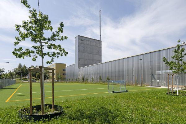 Fotografie - Hauptfeuerwache - Sportplatz und Schlauchturm mit Funkmast