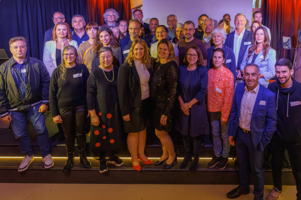 Fotografie - Ehemalige und aktuelle Integrationsbeiratsmitglieder mit der Leiterin des Amtes für Integration und Migration, Ines Spitaler-Kossok, Oberbürgermeisterin Gertrud Maltz-Schwarzfischer und weiteren Ehrengästen.