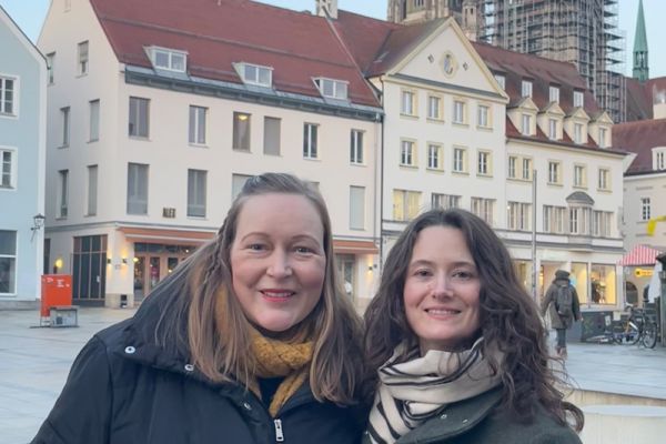 Fotografie- Agnes Gerstenberg und Lisa Hörmann auf dem Neupfarrplatz mit Dom im Hintergrund