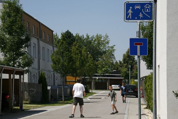 Spielstraße: zwei Kinder spielen Federball auf der Straße